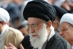 Lãnh tụ tinh thần tối cao Iran Ayatollah Ali Khamenei cầu nguyện tại lễ Eid al-Fitr, đánh dấu kết thúc tháng lễ ăn chay Ramadan tại Tehran ngày 18/7. (Nguồn: AFP/TTXVN)