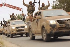 Các tay súng IS rời khỏi nhà tù Tadmur ở Syria. (Nguồn: AFP/TTXVN)