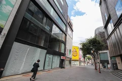 Cảnh vắng vẻ trên phố Myeongdong tại Seoul, Hàn Quốc, trong thời gian áp đặt các biện pháp hạn chế phòng dịch COVID-19. (Ảnh: Yonhap/TTXVN)