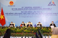 Chủ tịch Quốc hội Vương Đình Huệ với các đại biểu tham dự Đại hội đồng AIPA lần thứ 42. (Ảnh: Doãn Tấn/TTXVN)