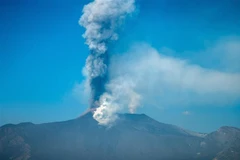 Núi lửa Etna ở phía Bắc Catania, Italy phun tro bụi ngày 4/3. (Ảnh: AFP/TTXVN)