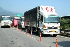 Các xe tải phải dừng để kiểm tra tại chốt Cao tốc Nội Bài-Lào Cai trước khi vào khu vực cửa khẩu Kim Thành. (Ảnh: Quốc Khánh/TTXVN)