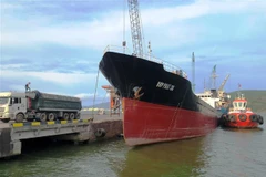 Tàu hàng đang neo đậu tại cảng Quy Nhơn. (Ảnh: Nguyên Linh/TTXVN)