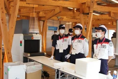 Cửa kiểm tra an ninh tại làng vận động viên. (Ảnh: Đào Thanh Tùng/TTXVN)