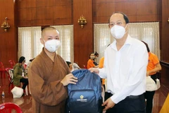 Tại Việt Nam Quốc tự, ông Nguyễn Hồ Hải, Phó Bí thư Thành ủy Thành phố Hồ Chí Minh, trao tặng balô, vật dụng sinh hoạt thiếu yếu cho các tình nguyện viên Phật giáo tham gia tuyến đầu phòng, chống dịch COVID-19. (Ảnh: Xuân Khu/TTXVN)