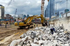 San lấp, tái lập hoàn trả mặt bằng nhà ga trung tâm Bến Thành tuyến metro số 1. (Ảnh: TTXVN phát)