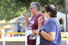 Người dân lấy mẫu xét nghiệm COVID-19 tại Los Angeles, bang California, Mỹ. (Ảnh: AFP/TTXVN)