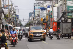 Đông đúc các loại phương tiện giao thông trên đường Cách mạng tháng 8 (Quận 10). (Ảnh: Thanh Vũ/TTXVN)