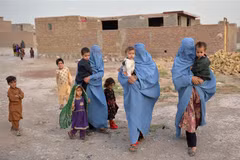 Người dân Afghanistan sơ tán tránh xung đột tại Herat. (Ảnh: AFP/TTXVN)