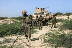Binh sỹ thuộc phái bộ Liên minh châu Phi tại Somalia (AMISOM) tìm kiếm các thiết bị nổ sót lại tại Ceeljaale, miền nam Somalia. (Ảnh: AFP/TTXVN)