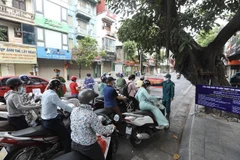 Tình trạng ùn tắc ở các chốt kiểm tra giấy đi đường đòi hỏi cần phải có những biện pháp hữu hiệu khi triển khai để đảm bảo quy định về phòng, chống dịch COVID-19. (Ảnh: Minh Quyết/TTXVN)