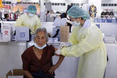 Một nhân viên y tế tiêm vaccine cho người dân ở thủ đô Vientiane. (Ảnh: Phạm Kiên/TTXVN)