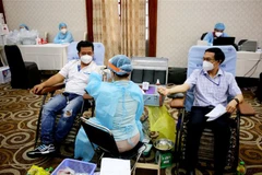 Người tình nguyện hiến máu sáng 4/8. (Ảnh: Thành Chung/TTXVN)