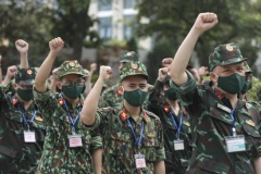 Học viên Học viện Quân y thể hiện sự đoàn kết quyết tâm trước khi lên đường vào Nam làm nhiệm vụ chống dịch. (Ảnh: Minh Quyết/TTXVN)