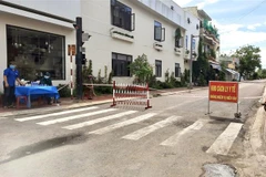 Nhiều khu dân cư ở phường Bình Định, thị xã An Nhơn, bị phong tỏa sau khi phát hiện 2 tài xế tải dương tính với virus SARS-CoV-2. (Ảnh: Nguyên Linh/TTXVN)