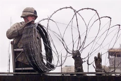 Lực lượng lính thủy đánh bộ Mỹ bảo vệ an ninh tại Đại sứ quán Mỹ ở thủ đô Kabul của Afghanistan. (Ảnh: AFP/TTXVN)