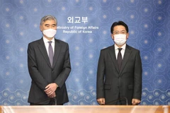 Ông Sung Kim (trái), quyền Trợ lý Ngoại trưởng Mỹ phụ trách các vấn đề Đông Á và Thái Bình Dương, và Đặc phái viên hạt nhân hàng đầu của Hàn Quốc Noh Kyu-duk (phải) tại cuộc gặp ở Seoul ngày 19/3. (Ảnh: Yonhap/TTXVN)