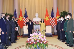 Phó Chủ tịch nước Võ Thị Ánh Xuân, Phó Tổng thống Hoa Kỳ Kamala Harris và các đại biểu tại buổi tiếp. (Ảnh: Trọng Đức/TTXVN)