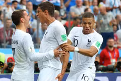 Varane (giữa) mở đầu cho chiến thắng của Pháp. (Nguồn: Getty Images)