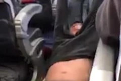 Bác sỹ người Mỹ gốc Việt David Dao bị lôi trên sàn máy bay. (Nguồn: Daily Mail)