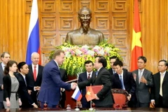 Phó Thủ tướng Hoàng Trung Hải và Phó Thủ tướng thứ nhất Liên bang Nga I. Shuvalov ký Biên bản cuộc họp. (Ảnh: An Đăng/TTXVN)