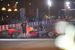 Tay đua F1 nổi tiếng thế giới David Coulthard sau màn trình diễn mãn nhãn khán giả Thủ đô. (Ảnh: Trọng Đạt/TTXVN)