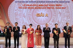 Trao giải A cho các tác giả đoạt giải. (Ảnh: Phương Hoa/TTXVN)