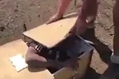 Một thanh niên da đen bị ông chủ da trắng hành hạ. (Nguồn: Daily Mail)