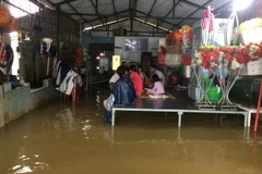 Mọi đồ đạc phải đưa lên cao tại một hộ dân ở xã Quảng Thọ. (Ảnh: Hồ Cầu/TTXVN)