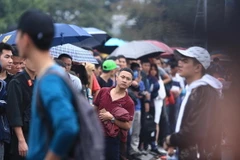 Cổ động viên xếp hàng từ sớm để mua vé các trận đấu của tuyển VN