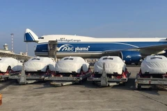 Những chiếc xe hạng sang được chuyển đến Papua New Guinea để phục vụ APEC 2018. (Nguồn: Guardian)