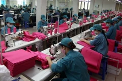 May sản phẩm túi xách xuất khẩu. (Ảnh: Vũ Sinh/TTXVN)