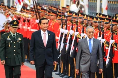 Thủ tướng Malaysia Mahathir Mohamad và Thủ tướng Prayut Chan-ocha duyệt đội danh dự. (Nguồn: nikkei.com)