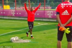 Vidal ăn mừng sau khi ghi bàn không tưởng.