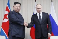 Tổng thống Nga Vladimir Putin (phải) và nhà lãnh đạo Triều Tiên Kim Jong-un tại cuộc gặp ở Vladivostok. (Ảnh: AFP/TTXVN)