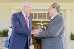 Bí thư Thành ủy TP. HCM Nguyễn Thiện Nhân chào xã giao Toàn quyền Australia David Hurley. (Ảnh: Nguyễn Minh/TTXVN)