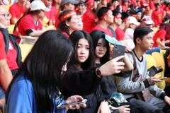 Những bóng hồng Việt Nam 'thiêu đốt' khán đài sân Bukit Jalil