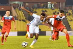 Malaysia (áo trắng) thua trước thềm AFF Cup. (Nguồn: AP)
