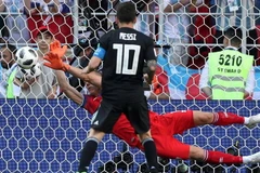 Hannes Halldorsson cản phá cú sút 11m của Messi. (Nguồn: Reuters)