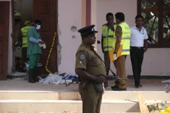 Cảnh sát gác tại hiện trường vụ nổ ở nhà thờ St. Sebastian, Negombo, phía bắc Colombo, Sri Lanka, ngày 23/4/2019. (Ảnh: THX/TTXVN)