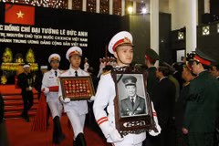 Đội nghi lễ chuyển di ảnh, gối huân, huy chương của nguyên Chủ tịch nước, Đại tướng Lê Đức Anh ra xe tang. (Ảnh: Trọng Đức/TTXVN)