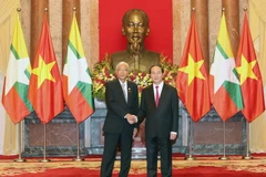 Chủ tịch nước Trần Đại Quang và Tổng thống Htin Kyaw tại lễ đón. (Ảnh: Nhan Sáng/TTXVN)