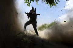 Một binh sỹ thuộc lực lượng an ninh Afghanistan chiến đấu. (Nguồn: EPA)