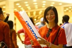 Nữ cổ động viên Việt Nam rạng rỡ đến sân cổ vũ tuyển Việt Nam.(Ảnh: Minh chiến/Vietnam+)