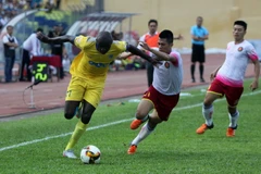 Sài Gòn FC ngăn cản FLC Thanh Hóa (áo vàng) vô địch lượt đi. (Ảnh: Thanh Tùng/TTXVN)