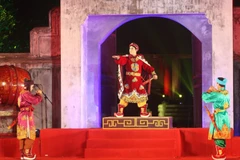Chương trình nghệ thuật tái hiện về chiến thắng Bạch Đằng của Ngô Quyền trong lễ kỷ niệm. (Ảnh: Thanh Tùng/TTXVN)