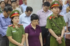 Bị cáo Châu Thị Thu Nga (áo tím) trước vành móng ngựa. (Ảnh: Doãn Tấn/TTXVN)