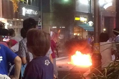 Bom xăng được ném xuống đường. (Nguồn: AFP/Getty Images)