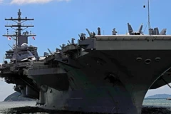 Tàu sân bay USS Ronald Reagan của Mỹ đã cập cảng Hong Kong. (Nguồn: AP)