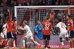 Bayern Munich (áo đỏ) để cho Augsburg cầm hòa ngay tại sân nhà. (Nguồn: Reuters)